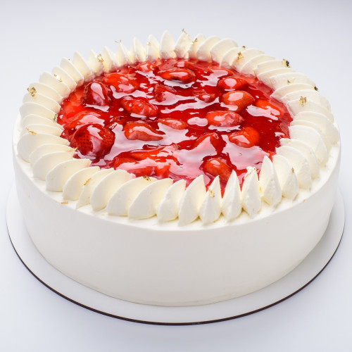 Торт молочная девочка с клубничным соусом