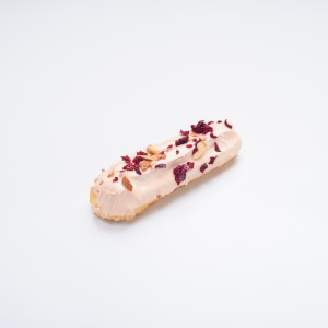 Эклер миндальный с вишней